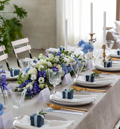 Hvit og blå avlang borddekorasjon stor